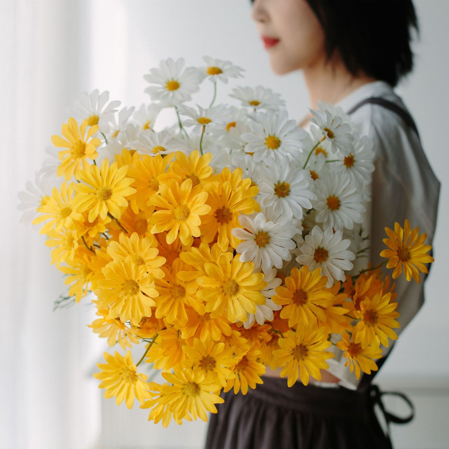 Artificial daisy chamomile bouquet lifestyle image 9
